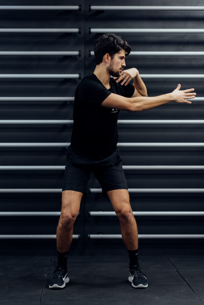Esercizio corpo libero: Piegamenti sulle gambe con rotazione del busto e distensione di un braccio
